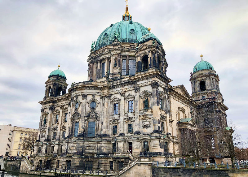 Berliner Dom mit allen Türmen und Kuppel bei gutem Wetter. 