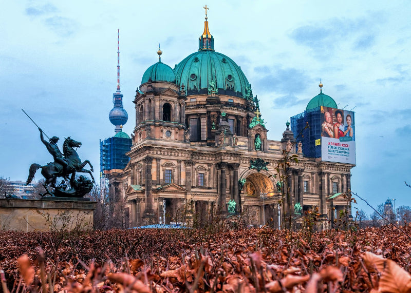 Gefallene Blätter und Laub im Lustgarten mit Berliner Dom im Hintergrund. 