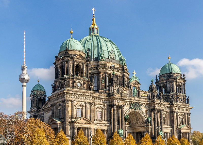 Berliner Dom mit Lustgarten und Fernsehturm im Hintergrund. 