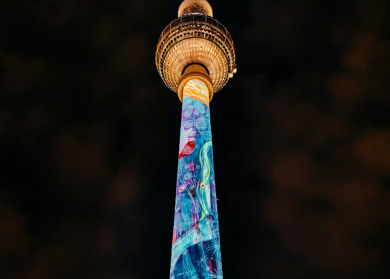 Bunt Angestrahlter Fernsehturm beim Festival of Lights.