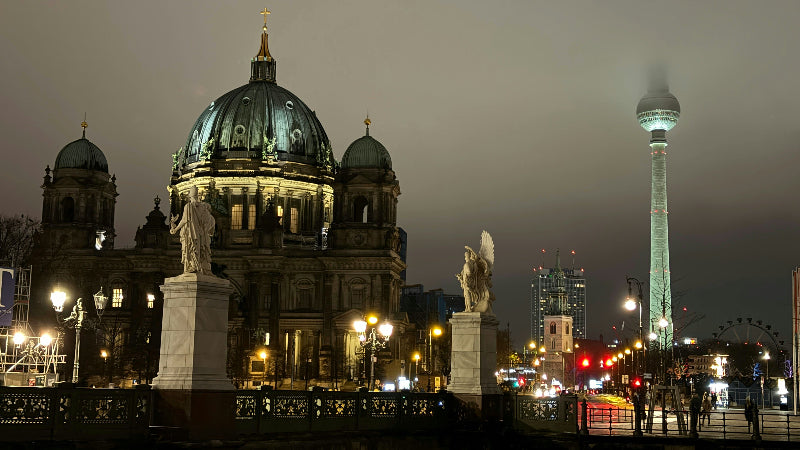 Berliner Dom mit Lustgarten und Berliner Fernsehturm. 