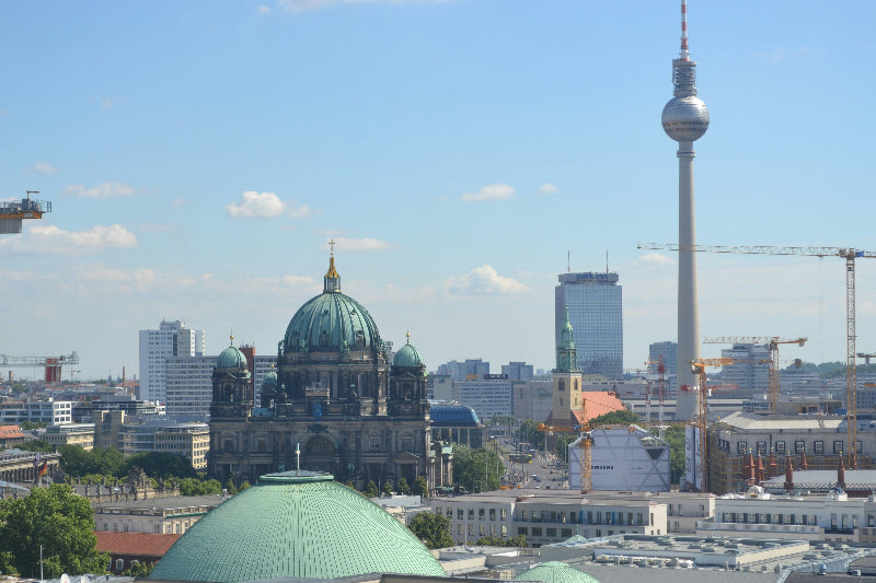 Berliner Dom in Berlins Innenstadt mit Rotem Rathaus und Fernsehturm. 