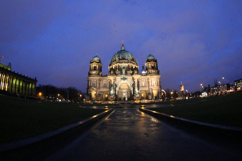 Lustgarten mit Springbrunnen und Berliner Dom bei Nacht. 