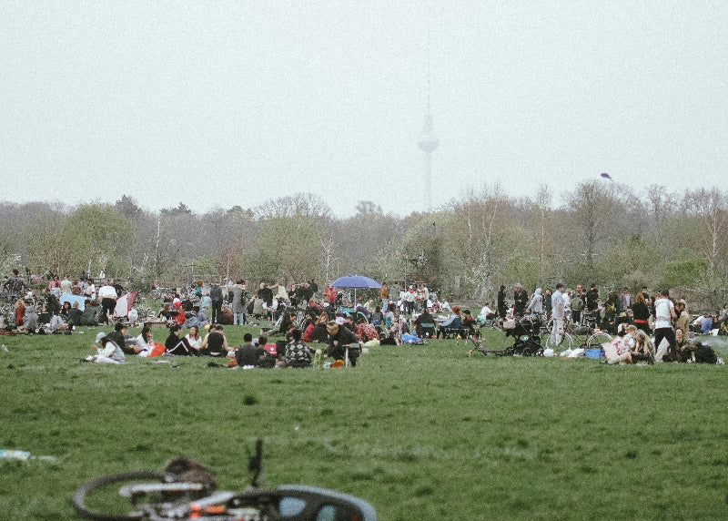 Viele Besucher mit Stühlen und Tischen am grillen auf dem Tempelhofer Feld.