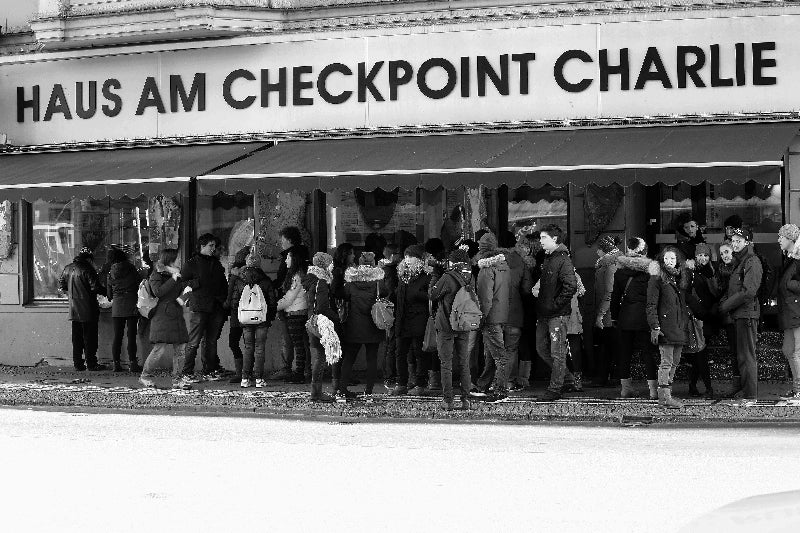 Viele Besucher vor dem Haus am Checkpoint Charlie. 