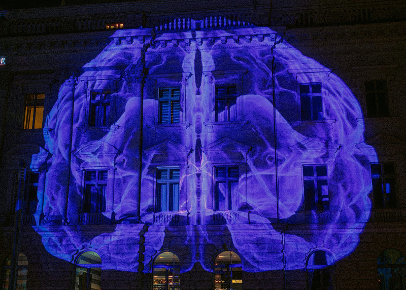 blaue Lichtinstallation auf einer Sehenswürdigkeit in Berlin. 
