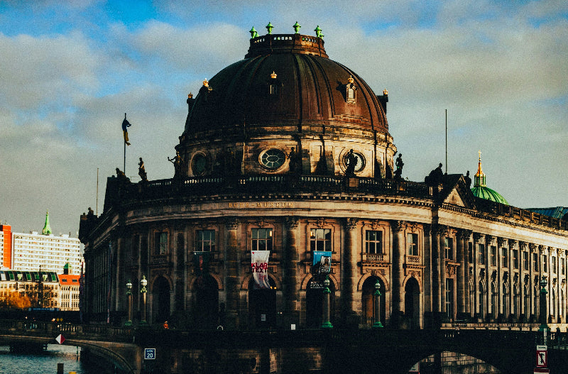 Foto vom Bodemuseum Berlin auf der Museumsinsel bei Sonnenschein. 