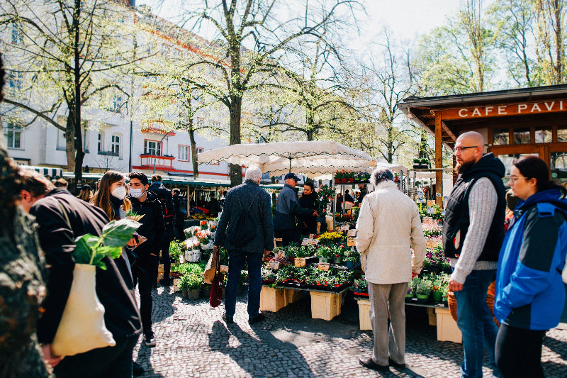 Treiben auf dem Berliner Wochenmarkt auf dem Boxhagener Platz mit Blumen und Menschen. 