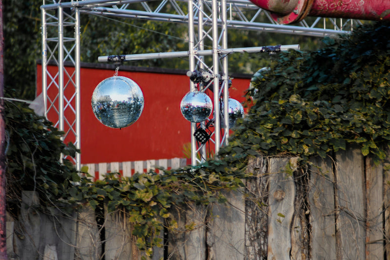 Disko-Kugeln am Boxhagener Platz in Berlin. 