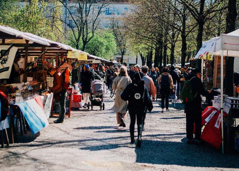 Viele Besucher auf dem Trödelmarkt am Boxhagener Platz. 