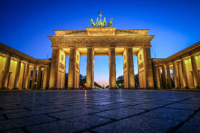 Foto vom beleuchtetem Brandenburger Tor bei Nacht.