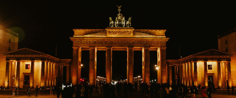 Foto vom Brandenburger Tor und Pariser Platz bei Nacht. 