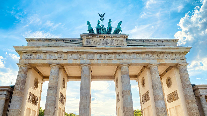 Brandenburger Tor vor leuchtend strahlendem Himmel. 