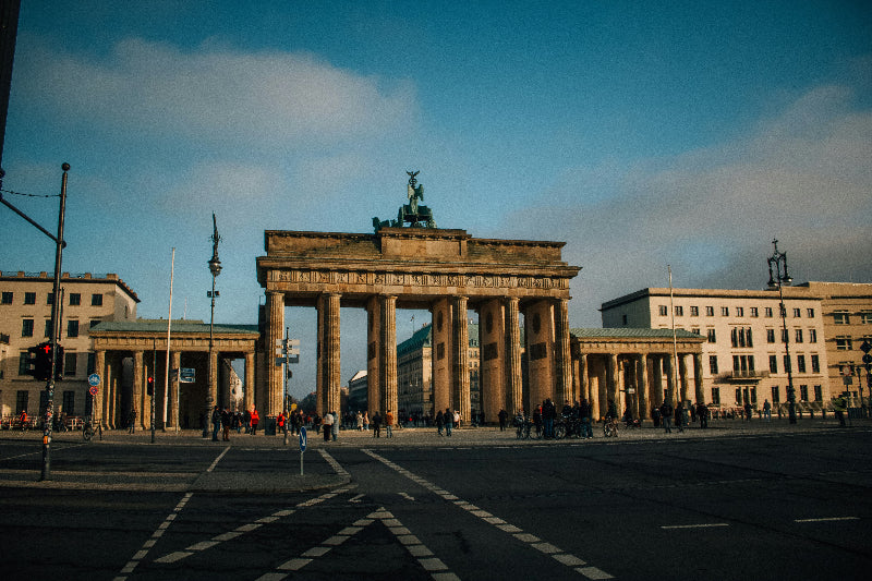 Foto vom Brandenburger Tor von der Seite des Tiergartens. 