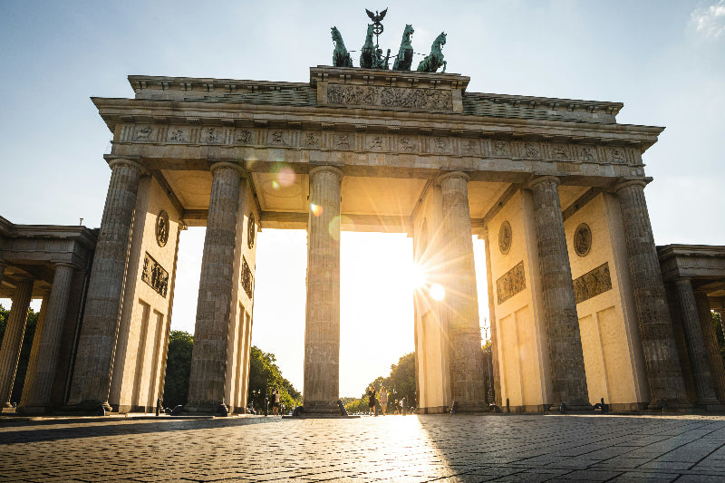 Foto vom Brandenburger Tor auf dem Pariser Platz bei Sonnenschein 