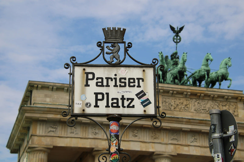 Schild "Pariser Platz" vor dem berühmten Brandenburger Tor. 