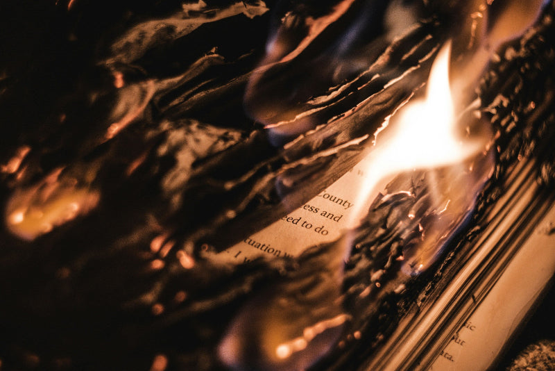 Brennendes Buch mit Flammen. 