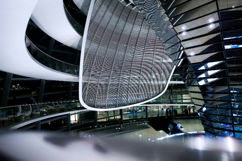 Innenbereich mit Glas und Kuppel im Berliner Bundestag. 