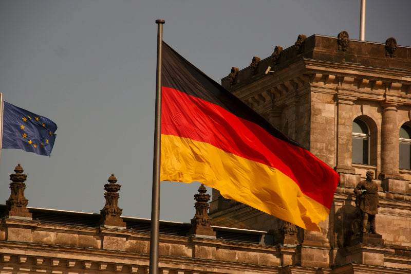 Deutsche Flagge und europäische Flagge auf einem Turm vom Reichstag in Berlin