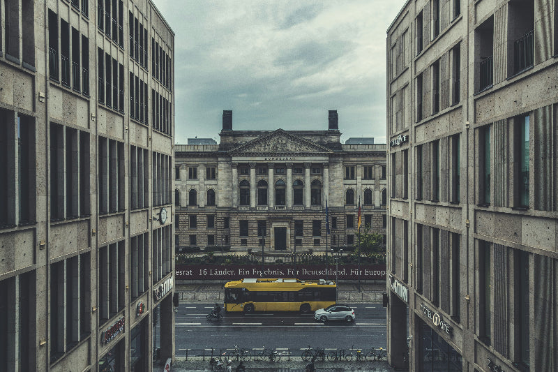 Bus 100 vor dem Berliner Bundesrat. 