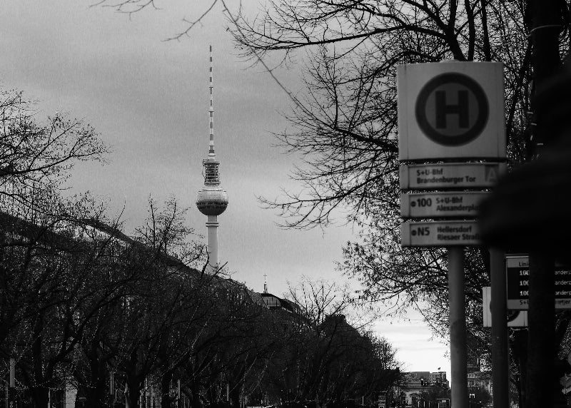 Bushaltestelle vom Bus 100 mit Fernsehturm im Hintergrund.