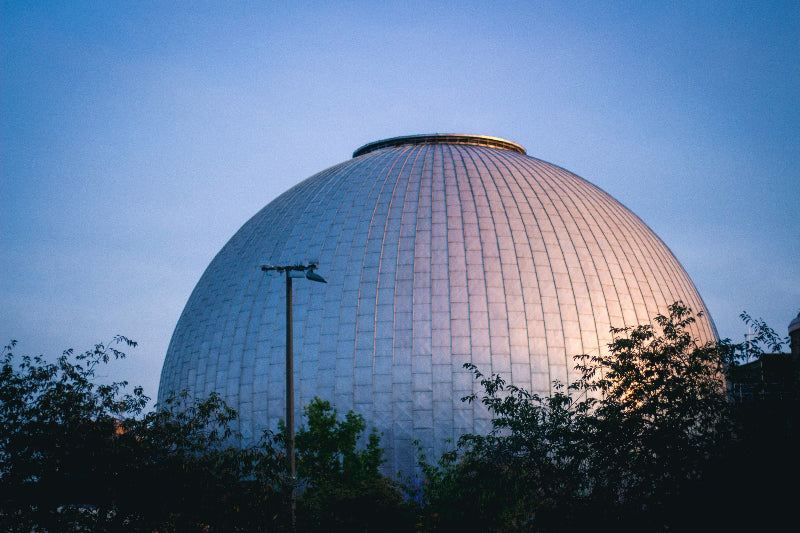 Kuppel des Carl-Zeiss-Planetariums bei gutem Wetter. 