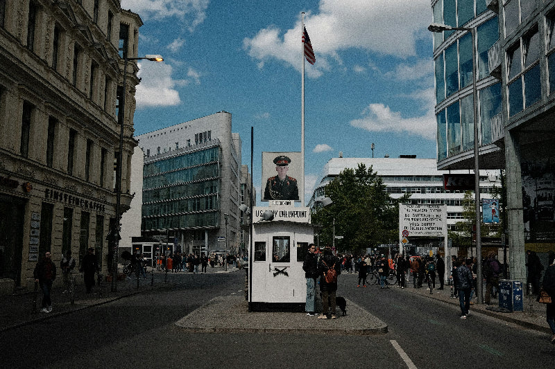 Ehemaliger Grenzpunkt i nBerlins Innenstadt mit Amerikanischer Flagge. 