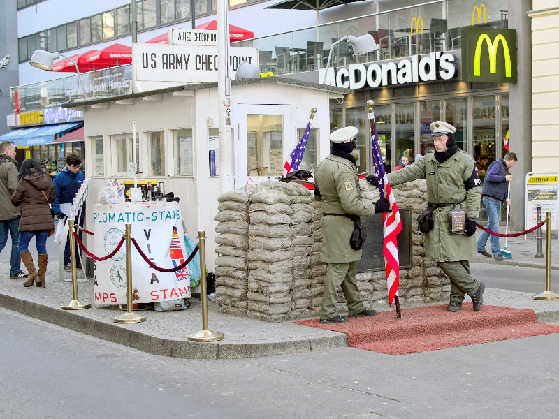 Checkpoint Charlie mit Grenzbeamten in Berlins Innenstadt