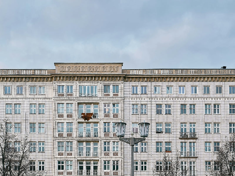 Alter DDR-Bau in der Karl-Marx Alle Berlin. 