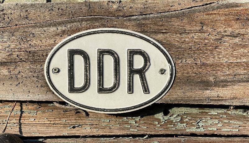 Foto eines Blechschild mit der Aufschrift "DDR"