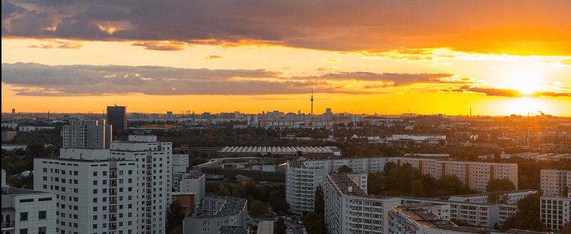Degewo-Skywalk in Berlin-Marzahn bei Sonnenuntergang. 