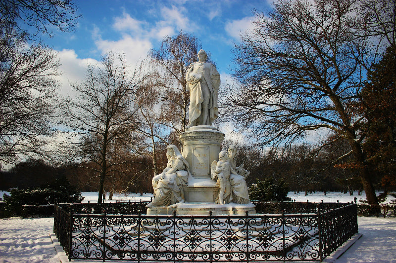 Foto vom berliner Denkmal im Tiergarten voller Schnee. 