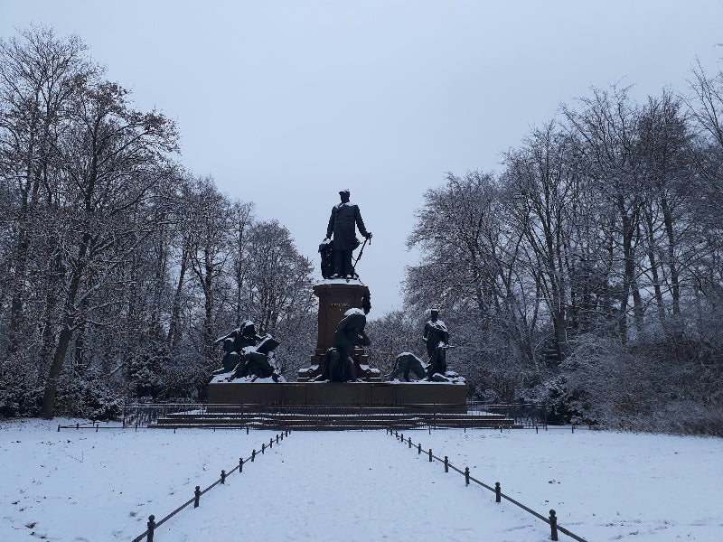 Denkmal im Tiergarten Berlin während des Winters. 