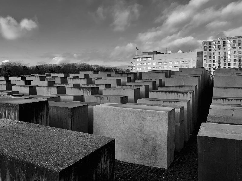 Stelen vom Denkmal ermordeter Juden Europas mit Stadtzentrum im Hintergrund. 