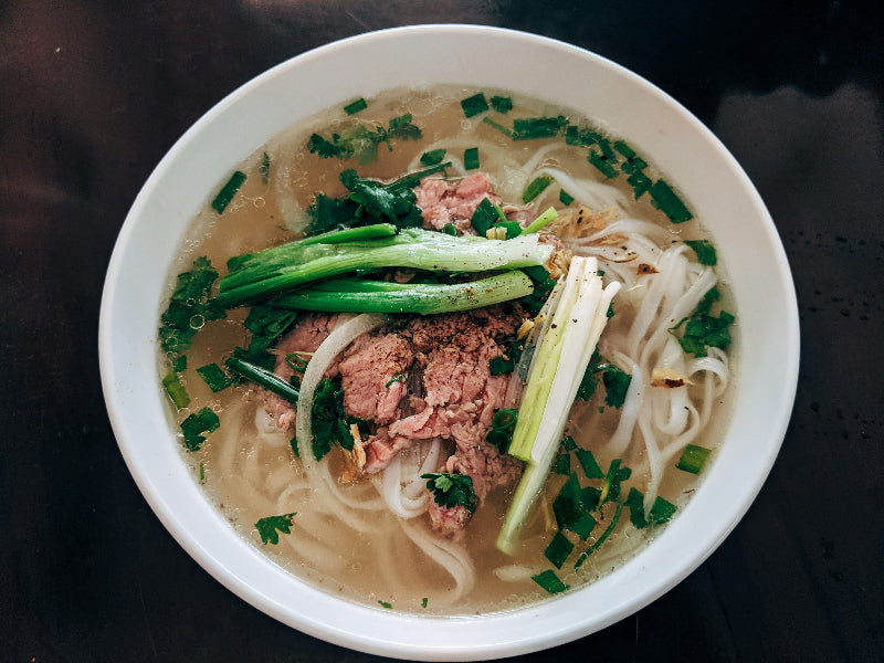 Pho mit Kräutern und Rindfleisch aus einem Berliner Streetfood Restaurant. 