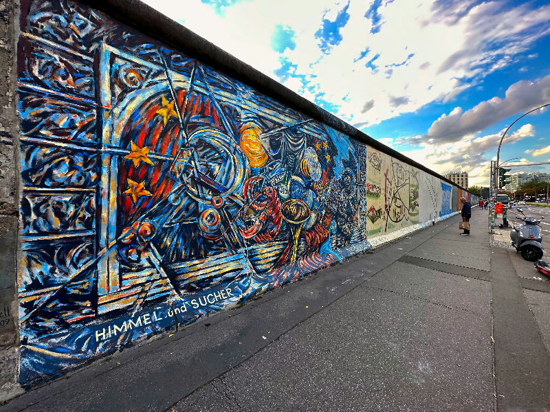 Foto der bemalten East Side Gallery an der Warschauer Straße in Berlin. 