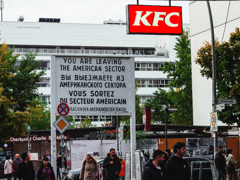 Checkpoint Charlie an der Zimmerstraße mit dem Schild "Sie verlassen den amerikanischen Sektor." 