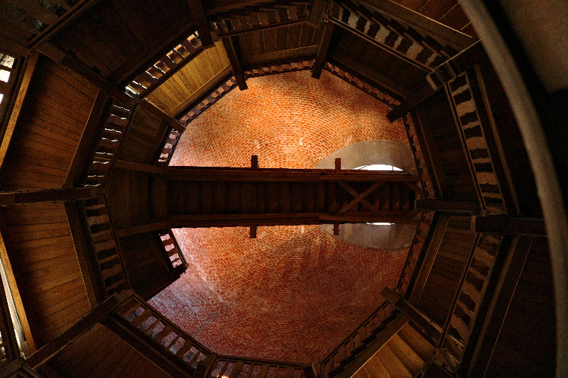 Hölzernes Treppenhaus in einem Fachwerkhaus im Berliner Nikolaiviertel. 