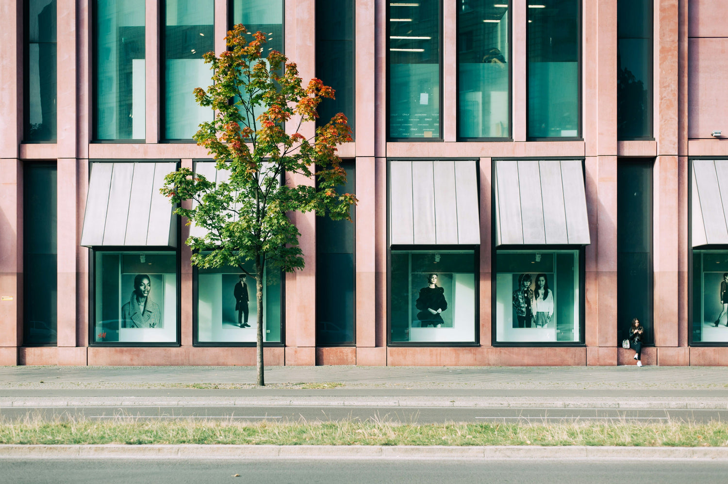 Fassade mit Schaufenstern vom kadewe in Berlin. 