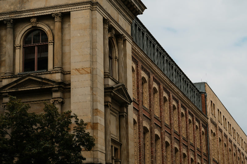 Heutige Fassade vom Bebelplatz in Berlin mit bewölktem Himmel.  