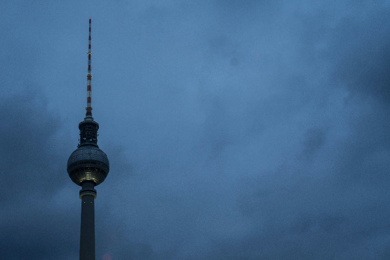 Foto vom Fernsehturm aus der Luft bei Nacht. 