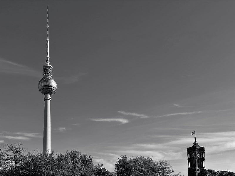 Foto vom roten Rathaus und Berliner Fernsehturm in schwarz weiß. 