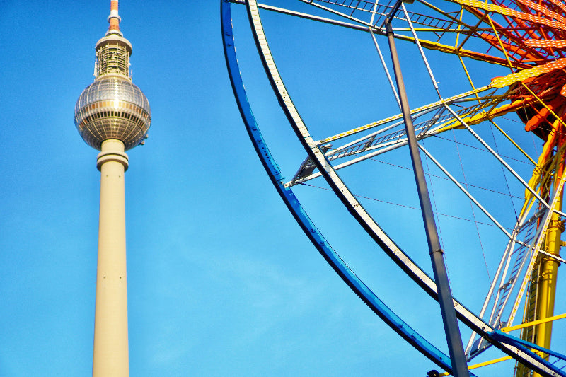 Foto vom Riesenrad am Alexanderplatz. Im Vordergrund ist das Riesenrad. 