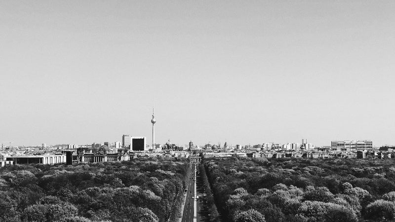 Foto von der Siegessäule mit der Skyline über Berlin. 
