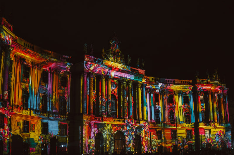 Angestrahlte Sehenswürdigkeit in Berlin zu Festival of Lights. 