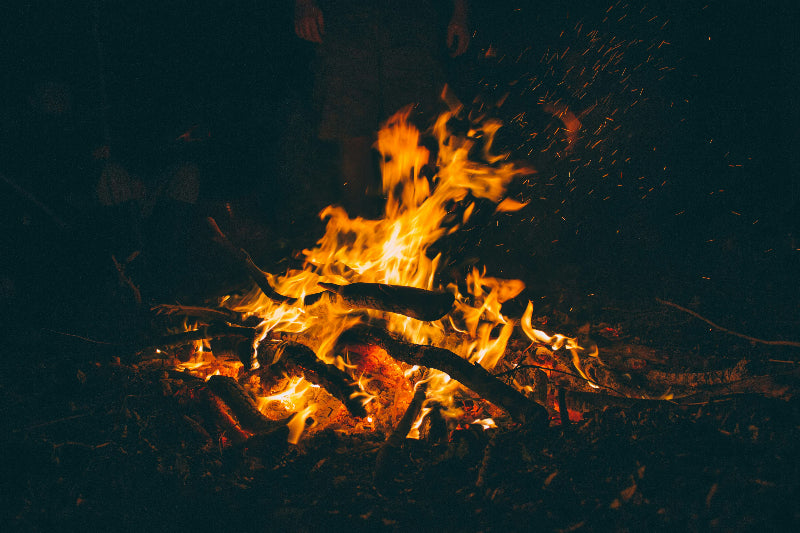 Foto von einer großen Feuerstelle auf einem Campingplatz 