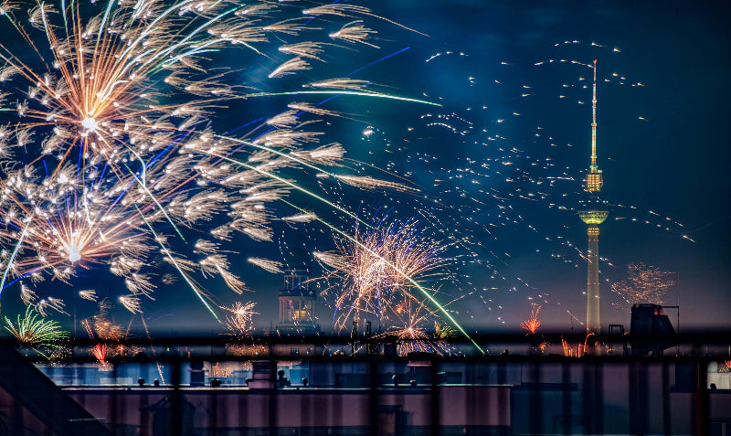 Foto von der Skyline mit Feuerwerk auf der Oberbaumbruecke. 