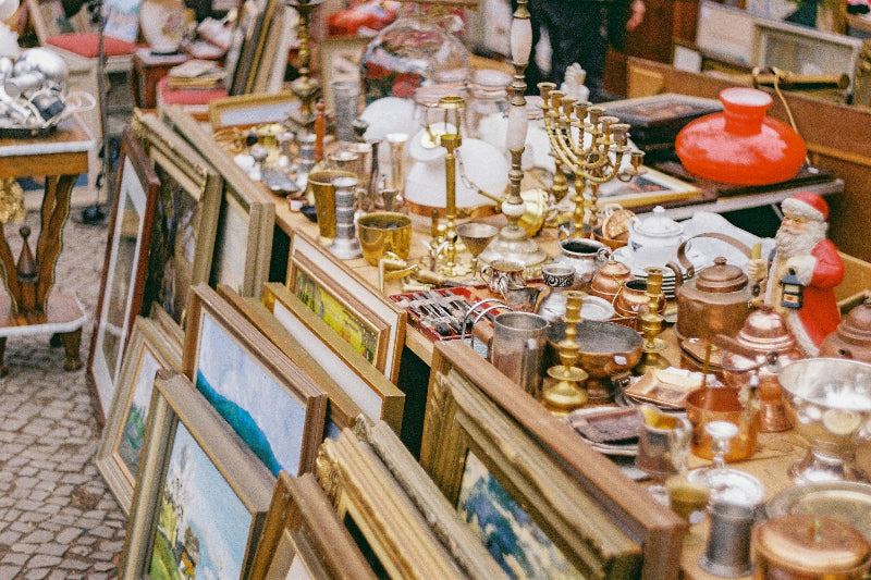 Stand mit Kerzen, Schmuck und alten Bildern auf dem Flohmarkt Boxhagener Platz. 