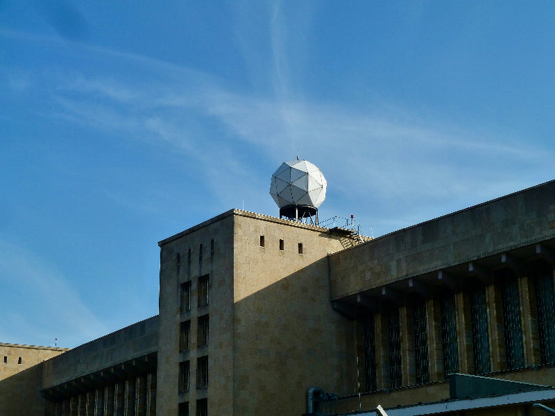 Foto von einem alten Gebäude auf dem Flughafen Tempelhof. 