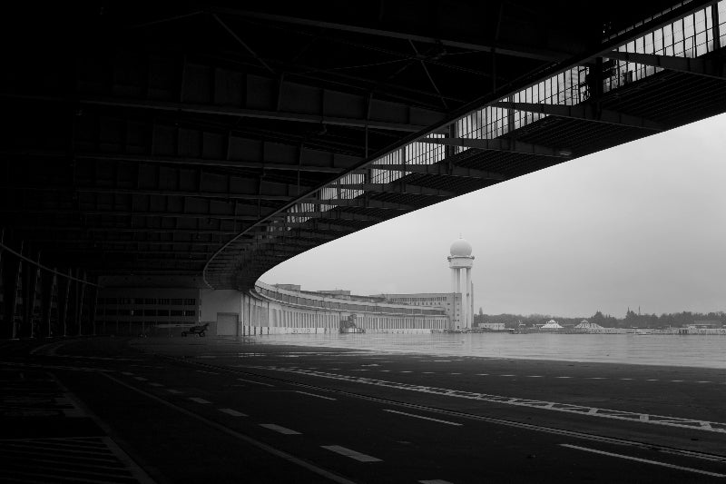 schwarz-weiß Foto des alten Flughafen Tempelhofs während des Betriebs. 